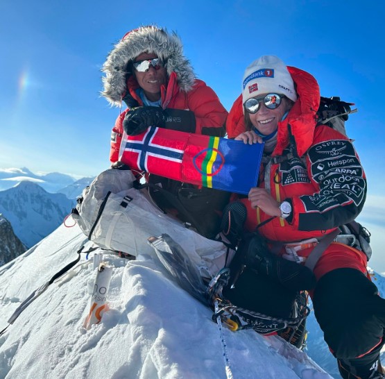 Harila and Tenjen holding the Sami ethnical group flag on the summit of Annapurna. Photo: Kristin Harila/Instagram